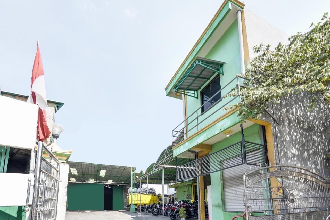 Oyo 91747 Gamping Homestay Syariah Gresik Exterior photo